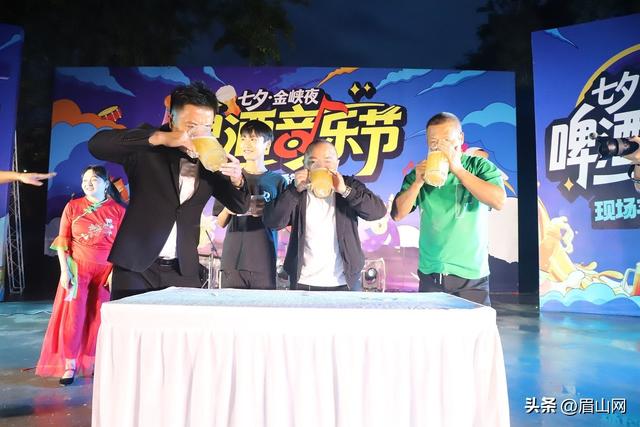 萤火为媒 山野为幕 这场音乐会浪漫极了