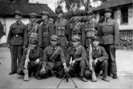 79年战场上的老兵班长，战斗前用缴获的苏制子弹换下国产子弹图片