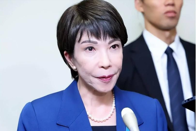 歼-15锁定日本军机！辽宁舰穿越宫古海峡，日本又要破防了