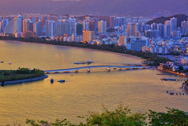 三亚鹿回头风景区，城市的浪漫地标，看浪漫的爱情传说和绝美海景