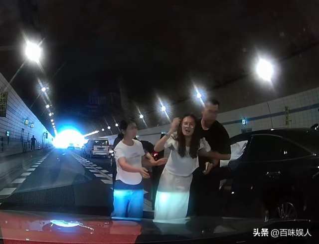太暖！男孩跪地拦车求救后续，妈妈发声感谢好心人，男孩帅照曝光