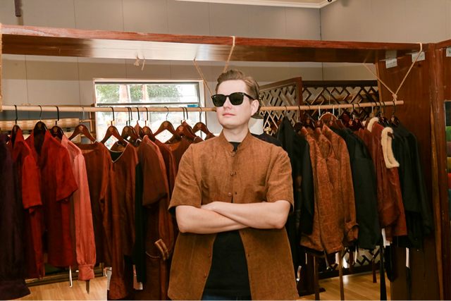 河泥+阳光=软黄金？国际主播网红沉浸式体验香云纱技艺魅力