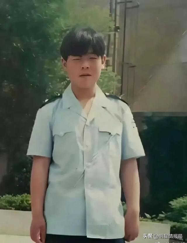早期岳云鹏在北京做保安的照片，现在终于出人头地了 ​​​