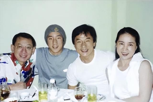 71岁成龙和42岁儿子房祖名在瑞士罕见同框！手机成最大亮点