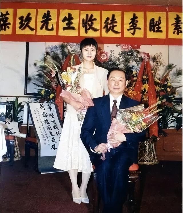 至今未婚未育，身边却有男人陪了近27年！59岁的她才是真人间清醒