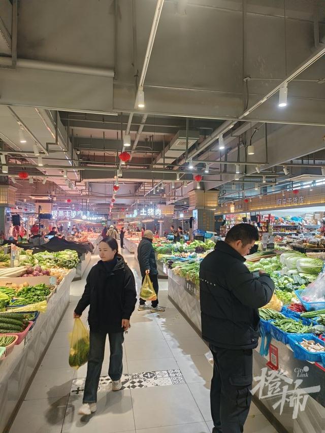 临平前村农贸市场，韩国旅游团一波一波来打卡，每次都现场买西瓜