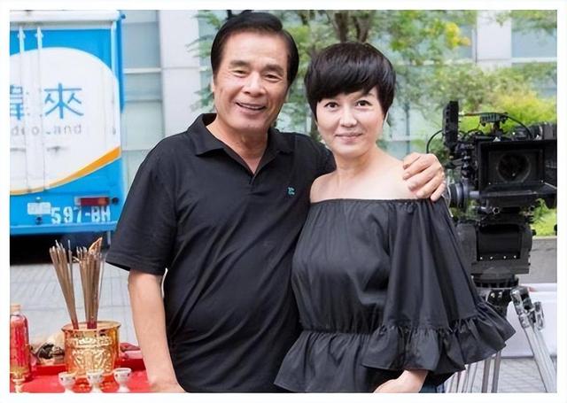 “6个老婆”同住一屋，每人每月7万零花钱，71岁又娶第七房小娇妻