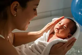 0失误新生儿洗澡指南：新手爸妈必看的安全操作法图片