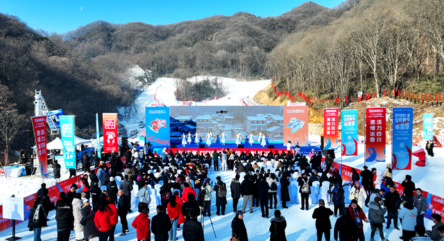 冬天的利州月坝可以滑雪，雪道难度适中，适合亲子家庭！