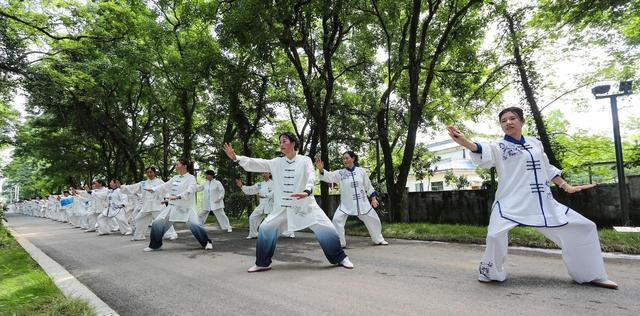 练太极总发沉？搞懂 “顶头悬”，精神一提身子就轻灵！