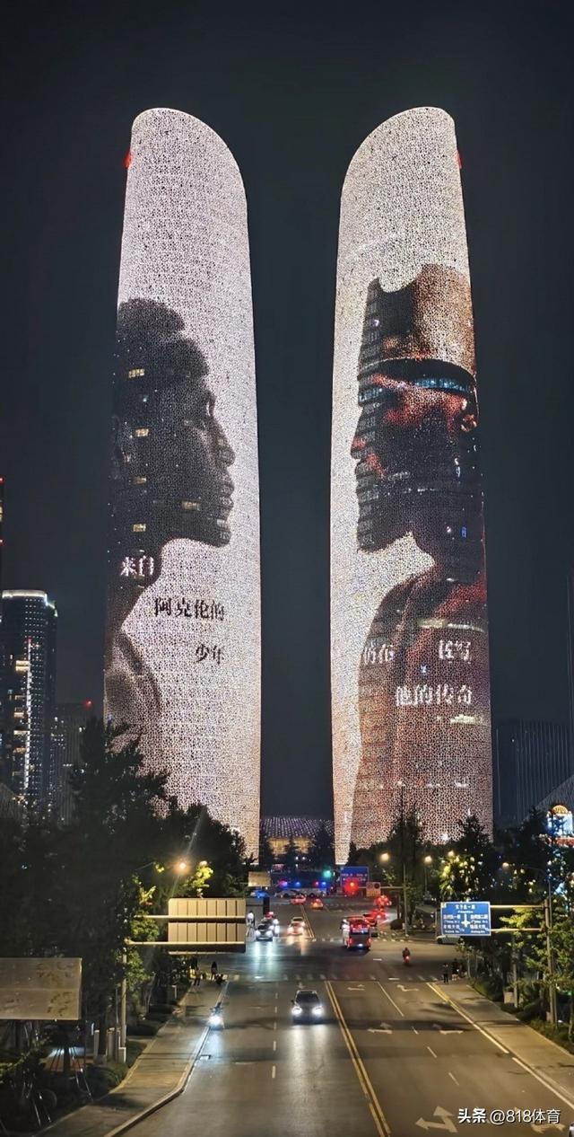 成都地标双子塔为迎接詹姆斯深夜点亮