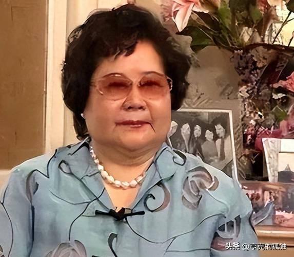 吃里爬外，永不回国？她带领30名演员选择留美，如今年过花甲归来