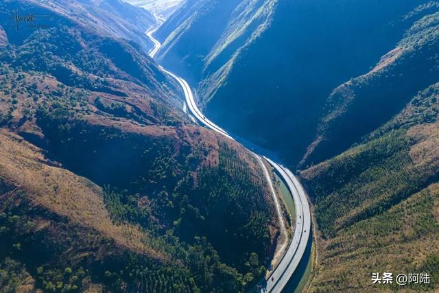 大理洱源县境内的G214国道擅长蛇形走位,堪称经典的天险路段