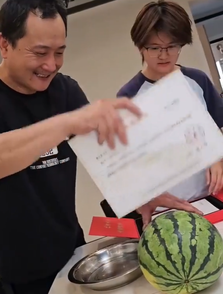 河北女生用通知书“切西瓜”，视频还没火，北化工表态：明年停用