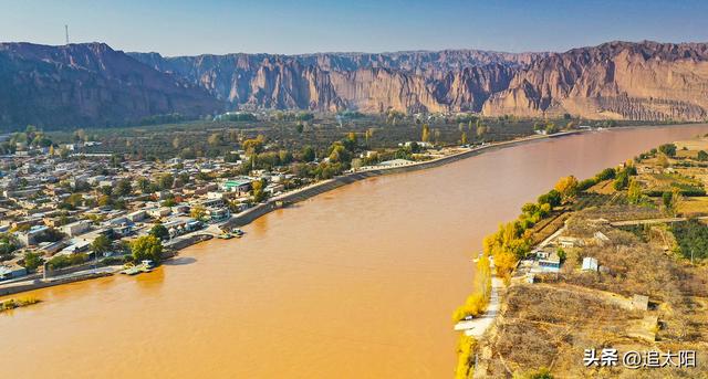 以金黄为主色调的秋日景泰龙湾