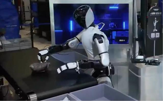 星动纪元携旗下核心具身智能产品矩阵亮相WAIC 2025
