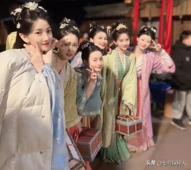 因身材发育过猛，无奈退出国家游泳队，却被三流导演看中捧成顶流