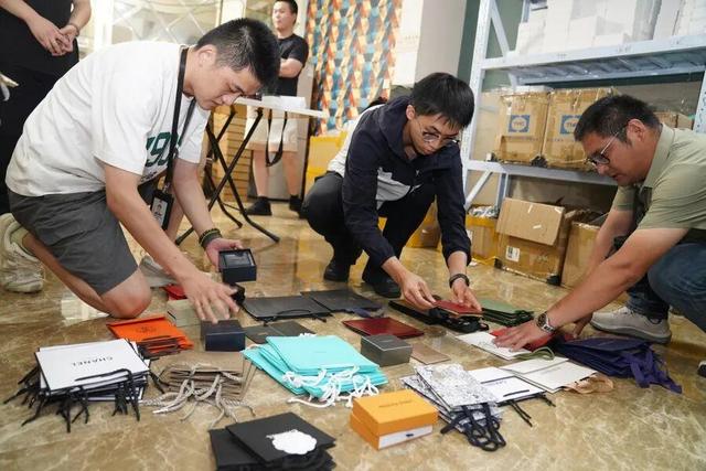 22人被抓！上海一小区别墅成窝点，夫妇俩为首干这种事，还在直播间里卖