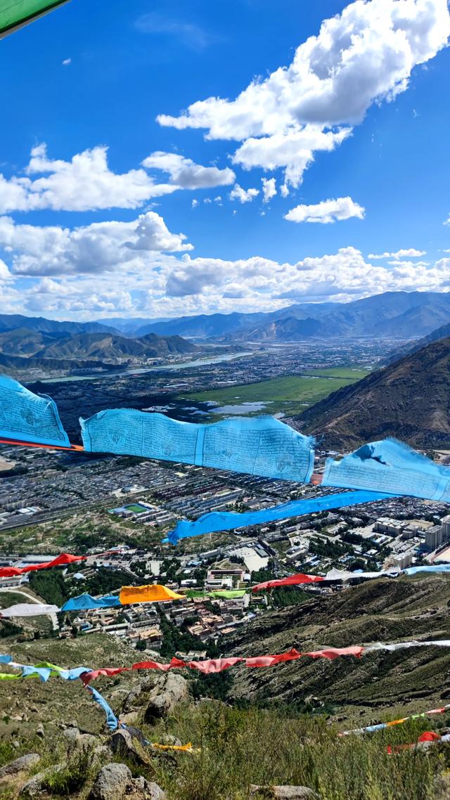 两登拉萨色拉寺后山，上升600米，山顶海拔4200米，经幡飘扬