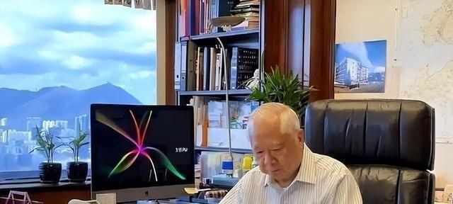 香港富豪：向美国捐一亿，又给大陆捐500亿，竟被李嘉诚“威胁”