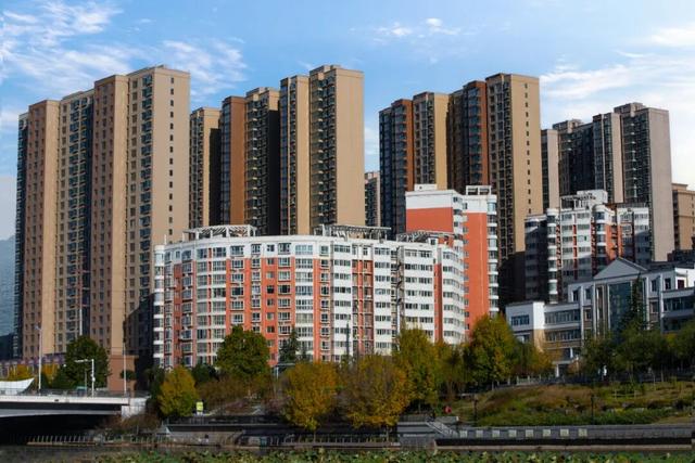 小城秋色：三门峡涧河边的诗意交响