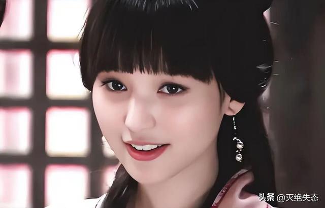 落毛凤凰不如鸡？42岁著名歌手江苏走穴，宾客只顾吃席没人搭理