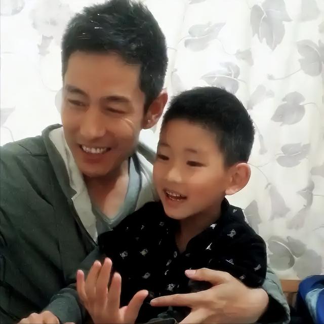 54岁凭央视大剧一夜爆火，如今又父子同台飙戏，17岁儿子比他还帅