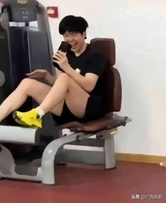 赛场两人萌态百出！王楚钦痒到直挠，孙颖莎表情杀圈粉无数
