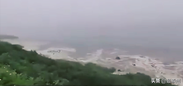 夏威夷海啸滔天！浪高 1.22 米，竟还有人冲浪玩命？