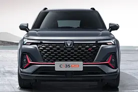 仅6.99万，1.4T蓝鲸引擎，还配黑武士造型！带你看长安CS35 PLUS图片