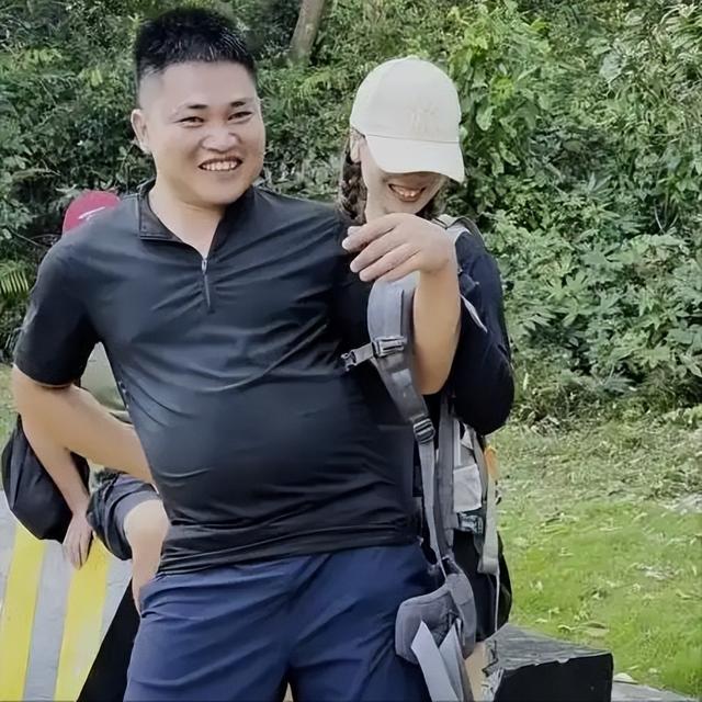 广东女子登山脚崴，被陌生小伙背40分钟下山:恶心的一幕出现了