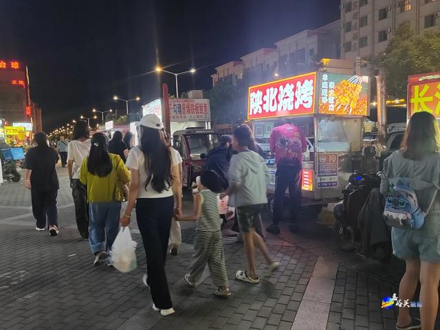 看到第几家你馋哭了🤔嘉峪关居然有这么多夜市？！快来选出你最中意的！