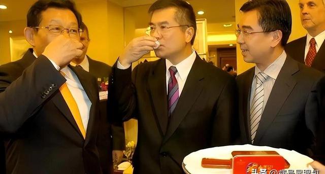 上任与中国为敌，卸任就来中国捞金!华裔美国州长的嘴脸太难看!