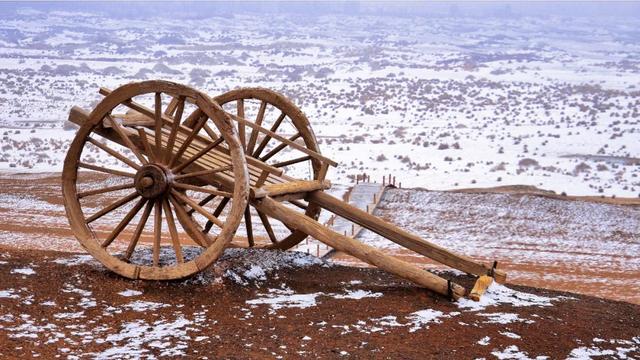 敦煌阳关迎来2025年初冬的第一场雪