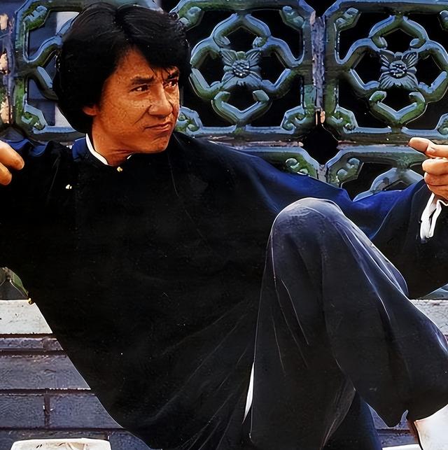 官媒对成龙的称呼变了，三字之差释放强烈信号	，王晶的话有人信了