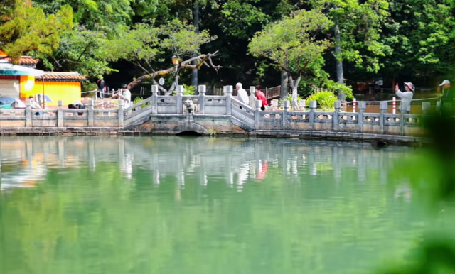 云南昆明最大的赏枫胜地，有6000余株枫树，红叶与古寺相映成趣