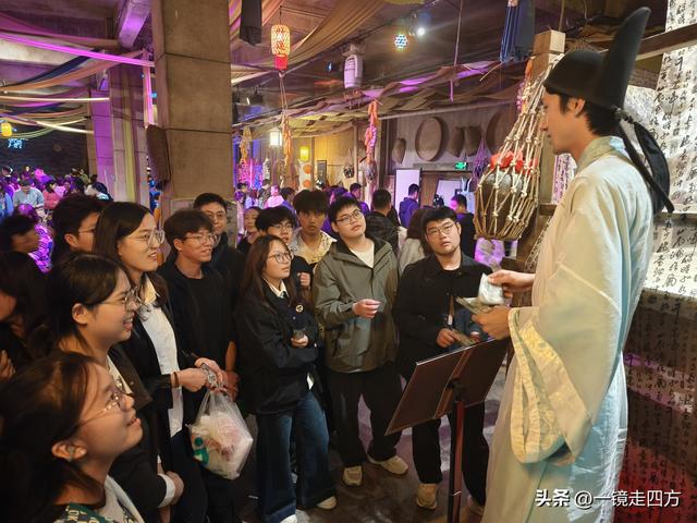 走进郑州中牟建业电影小镇，看各种特色表演，还能参与互动项目。