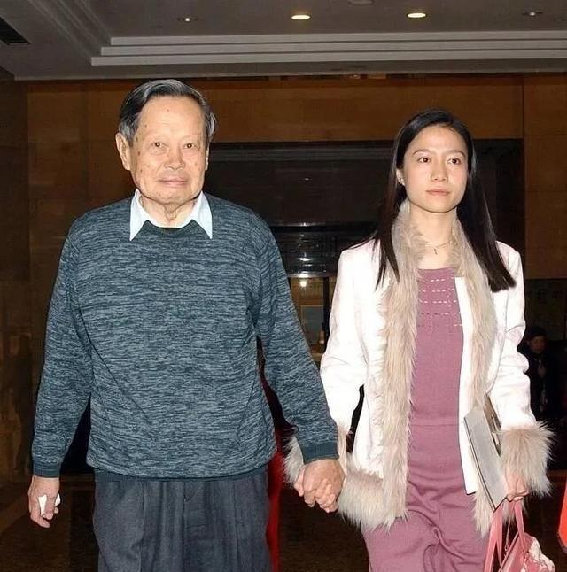 杨振宁去世后，翁帆再发文，49岁无子女的她，早已被安排好了退路