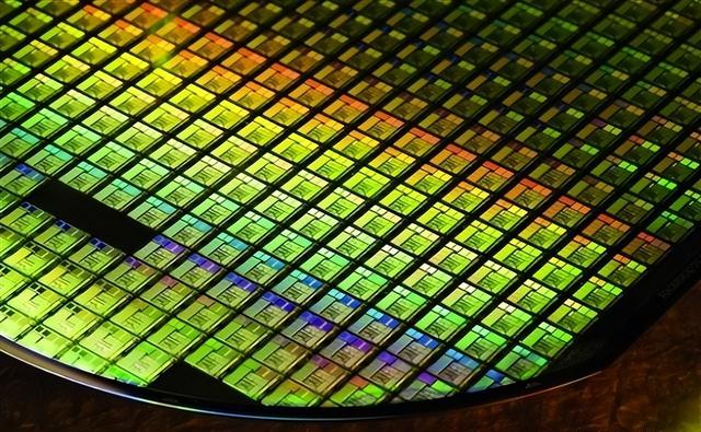 中国大力发展芯片，但全球90%光刻胶都是日本产，若卡脖子该咋办