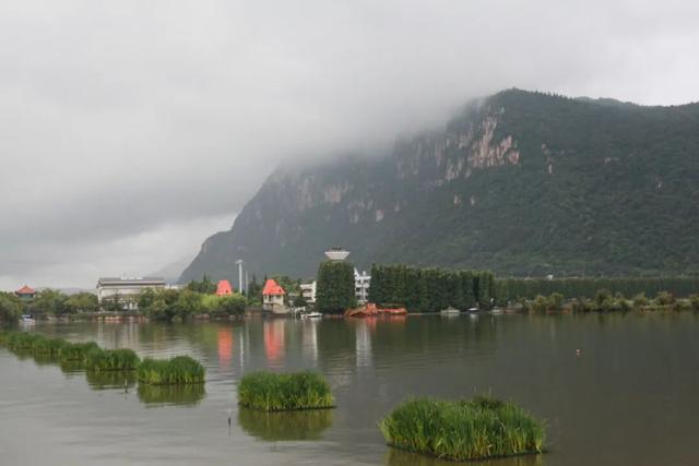 雨中滇池