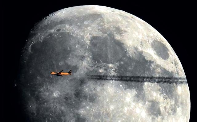 神舟二十一号过北京！掠月瞬间，爱好者蹲守拍到了！