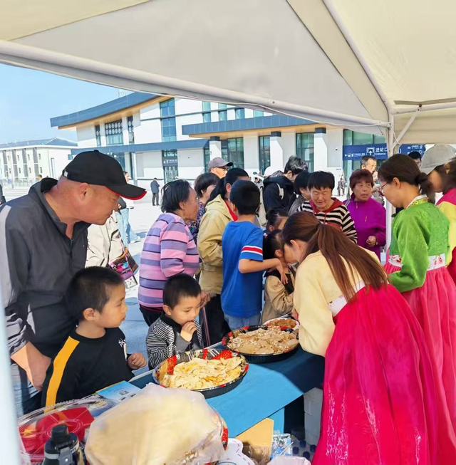 长白县：文化市集到车站，暖心服务迎客来