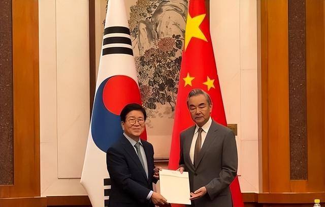 韩国特使递上李在明亲笔信，随即提出一个请求，王毅外长却没接话