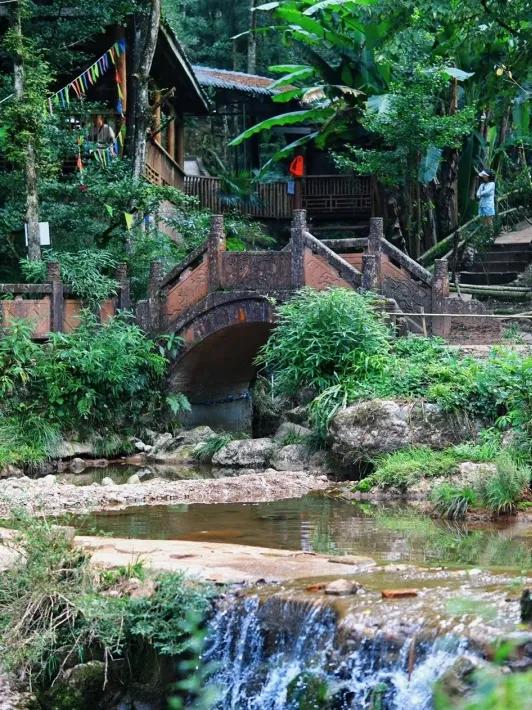 成都以西的隐秘小村，赏萤火虫、溪涧踩水、探秘溶洞…1.5h刹拢！
