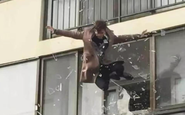 大衣哥跳楼身亡、赵本山灵堂、宋佳知三当三，造谣的越来越离谱了