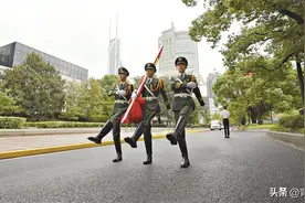 伤痕汗水泪水，可亲可敬可爱，国庆前探访国旗班，来自战士的小故事图片