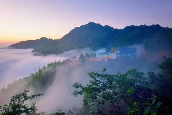 云端守候:在 天柱山巅,我住进离太阳最近的悬崖民宿