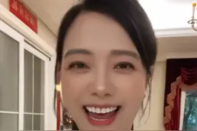 杨乐乐在家带娃，10岁小沐沐帮妈妈刷碗，二胎女儿调皮玩纸箱图片