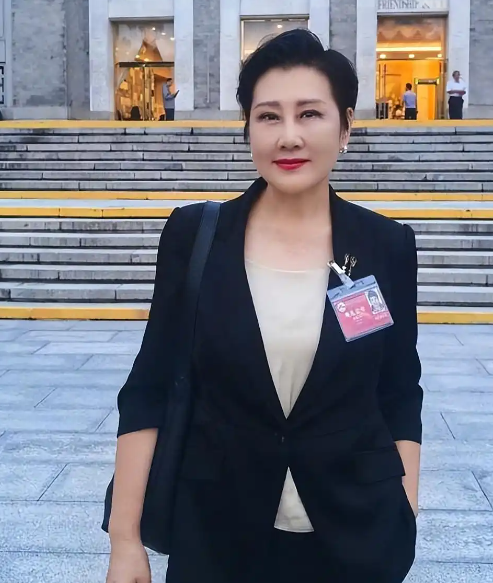 63岁的张凯丽，因阅兵现场的一个感人举动，轻松实现“口碑逆转”