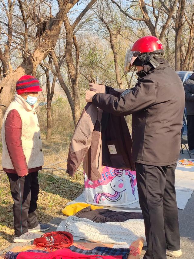 记录德州：岔河河堤上的大集，人山人海，异常热闹